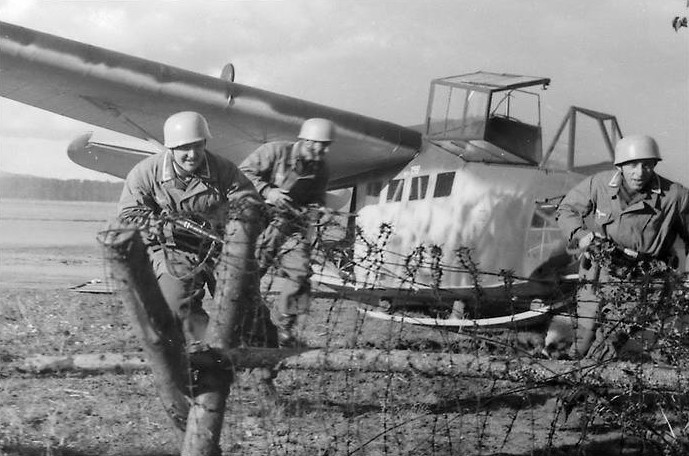 Een geposeerde foto met Fallschirmjäger en DFS 230 zwever.